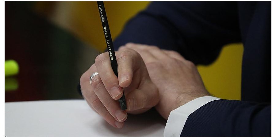 Когда должностное лицо может оставить подарок себе и кто еще подпадает под антикоррупционные требования