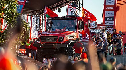 Экипаж Сергея Вязовича победил на втором этапе ралли "Шелковый путь" в зачете грузовиков