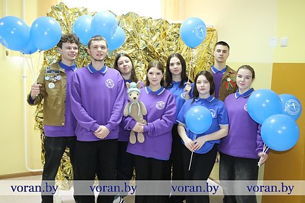 Бойцы студотряда "Азімыя" из Гродненского государственного аграрного университета в рамках проекта «Зимний маршрут» посещают Вороновский район