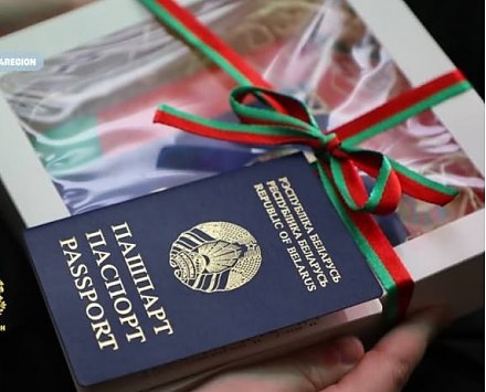 В Гродно лучшим представителям молодежи региона вручили первые паспорта. В их числе наш земляк, учащийся Клайшанской базовой школы Руслан Павлович