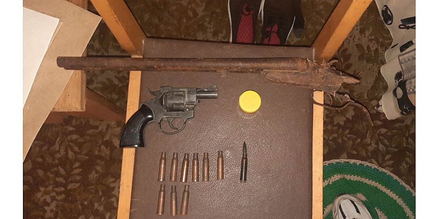 Арсенал оружия и боеприпасов изъяли у жителя Барановичского района