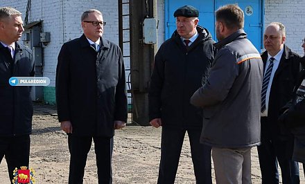 Председатель облисполкома Юрий Караев и помощник Президента - инспектор по Гродненской области Константин Бурак с рабочим визитом посетили «Лидагропроммаш»