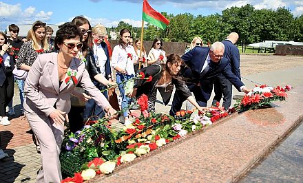 Военно-патриотический автопробег студентов и преподавателей Купаловского университета завершился возложением цветов к подножию Кургана Славы в Гродно