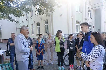 Участники квеста в Волковыске ищут старые здания по фотографиям