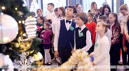 "Напитки и сладости". Александр Лукашенко пришел на главную елку страны с подарками для Деда Мороза и Снегурочки