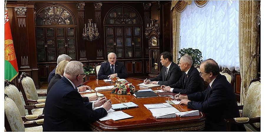 Александр Лукашенко поручил обеспечить поддержку в переходный для белорусского парламента период
