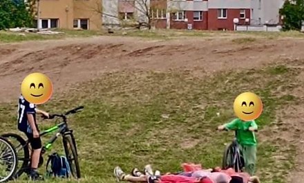Прыгали на велосипедах через сверстников: в Лиде дети устроили опасные игры