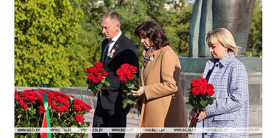 Участники конференции "Женское лицо Победы" возложили цветы к стеле "Минск - город-герой"
