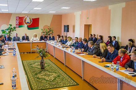 Квоты для перевозчиков, почти 11 000 рабочих мест и лизинг для фур. В Новогрудке прошел круглый стол с бизнесменами