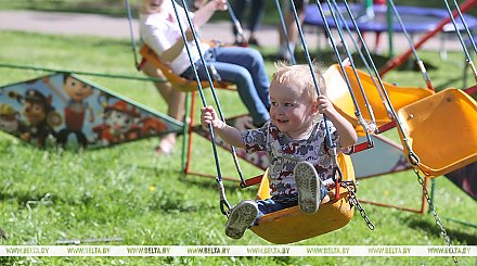Минтруда: на выплату пособий по уходу за ребенком до 3 лет в 2024-м выделено Br1,8 млрд