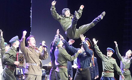 Аншлаг и овации: Центральный пограничный ансамбль ФСБ России встречали в Гродно