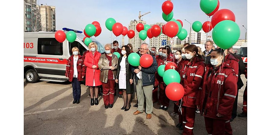 Четыре новых «скорых» и масштабное обновление автопарка. Гродненским врачам подстанции №3 передали современные автомобили