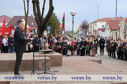Накануне Дня Победы в Вороновском районе прошла автомотовелоэстафета «От памятника к памятнику». Открывая череду праздничных мероприятий, ее участники побывали в местах славы малой родины.