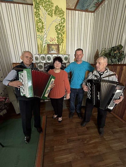 "Будьте молоды душой, несмотря на возраст свой"... В Курчевском сельском клубе концертная программа собрала земляков