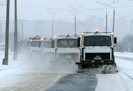 Свыше 900 снегоуборочных машин работало в минувшие сутки на республиканских дорогах