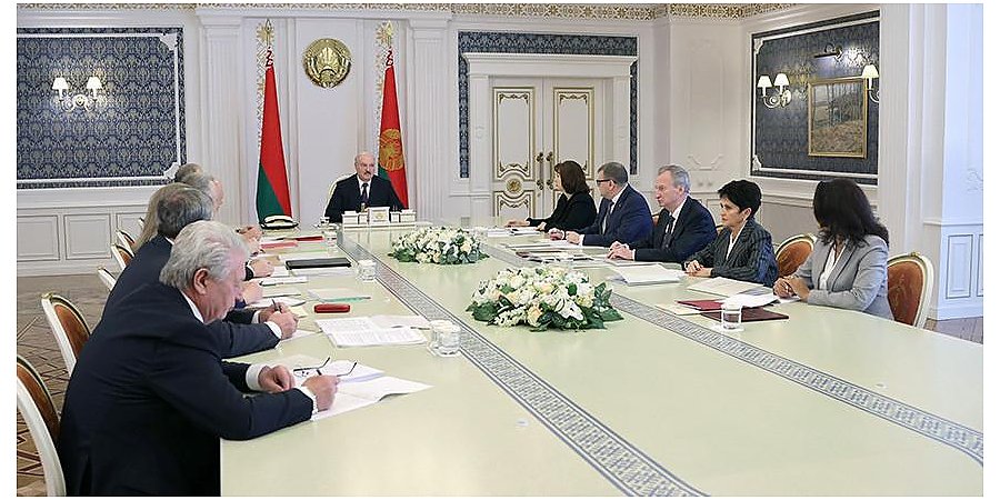 О Конституции "под Президента", двоевластии и реакции на каждый чих беглых. Изменение Основного закона вновь обсудили у Александра Лукашенко