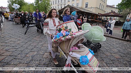 Малыши и креатив: мамы с колясками прошли парадом по улицам Гродно