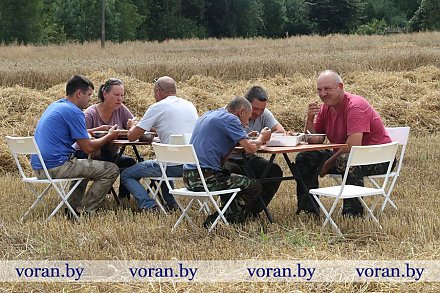 «Не кормим разве что мороженым!» Сытный и полезный обед — залог продуктивного рабочего дня