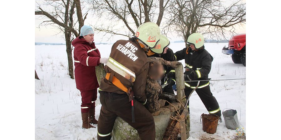 Вороновские спасатели помогли мужчине выбраться из двадцатиметрового колодца