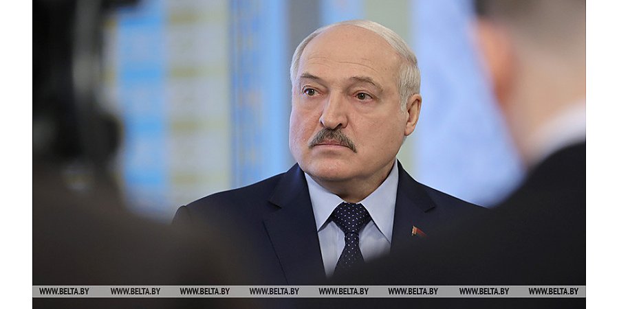 Александр Лукашенко: Беларусь смогла остановить националистический угар, а Украина покатилась по бандеровскому пути