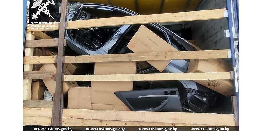 Гродненские таможенники в пункте пропуска «Бенякони» выявили попытку незаконного ввоза на территорию ЕАЭС трех легковых авто