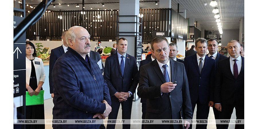 Александр Лукашенко посещает фермерский рынок под Минском