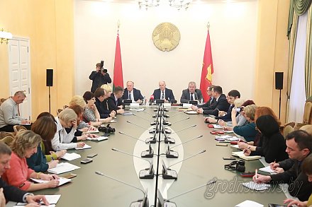 Экономическая стабильность, перспективы туризма и внимание к малой родине. Председатель облисполкома Владимир Кравцов провел пресс-конференцию для журналистов региона