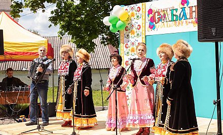 Мастер-класс по каллиграфии, зажигательные танцы и вкусный чак-чак. Как на своих подворьях встречали гостей армяне, корейцы, татары, башкиры и мордвины