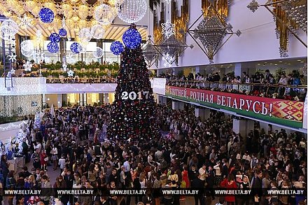 Лукашенко: все больше людей из разных уголков Беларуси стараются внести вклад в акцию "Наши дети"