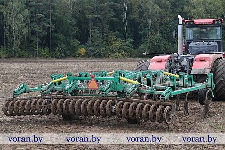Белорусский — значит надежный. На полях сельхозпредприятия «ГМК-Агро» проходит испытание новинка от белорусских производителей — широкозахватный глубокорыхлитель КИТ-6