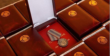 Роман Головченко вручил госнаграды представителям различных сфер