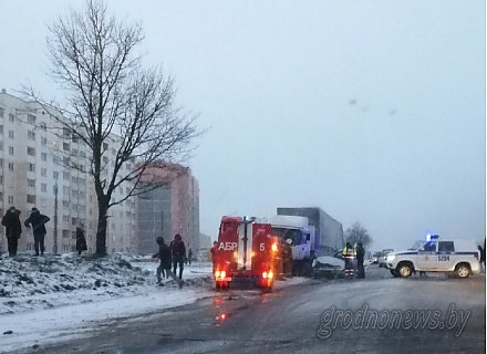 В Лиде столкнулись «Фольксваген» и грузовик: водителя легковушки доставили спасатели