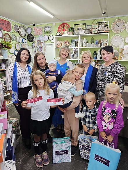 Активистки районной организации Белорусского союза женщин продолжают республиканскую акцию «Соберём портфель вместе»