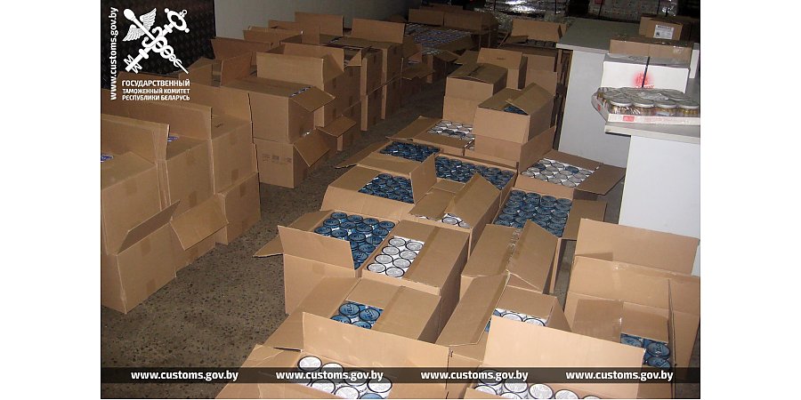 При пересечении литовско-белорусской границы российский перевозчик припрятал 800 кг никотиновых паучей в перемещаемой партии рыбных консерв