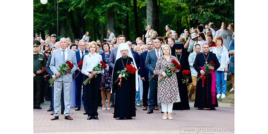 У рамках святкавання Дня беларускага пісьменства ў Лідзе прайшла ўрачыстая цырымонія ўскладання кветак і вянкоў да Кургана Бессмяротнасці