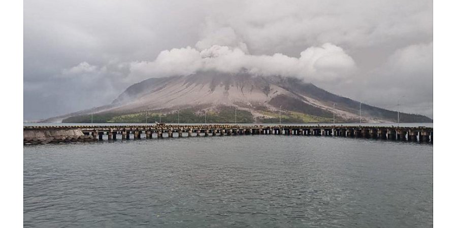 Индонезия закрыла аэропорт и предупредила о цунами после извержения вулкана Руанг