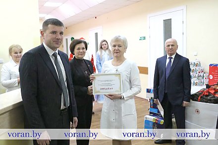 Внимание пожилым и одиноким. Участники акции «Земляки — землякам» навестили пациентов Радунской больницы