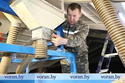 Из черного золота в СВОЕ масло: работает линия по переработке маслосемян рапса в КСУП «Больтишки»