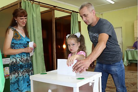 В агрогородке Бенякони голосовать приходят семьями