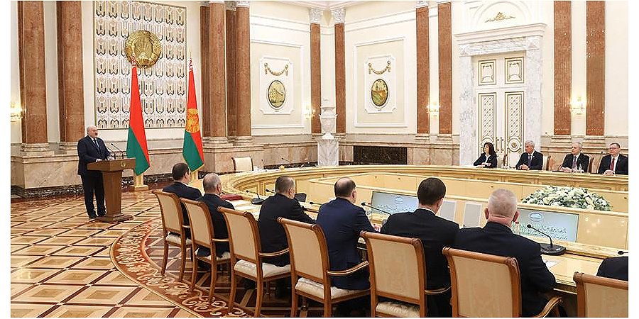 Кадровый день, поиски черного золота, Божья помощь и юбилей Конституции. Итоги Недели Президента