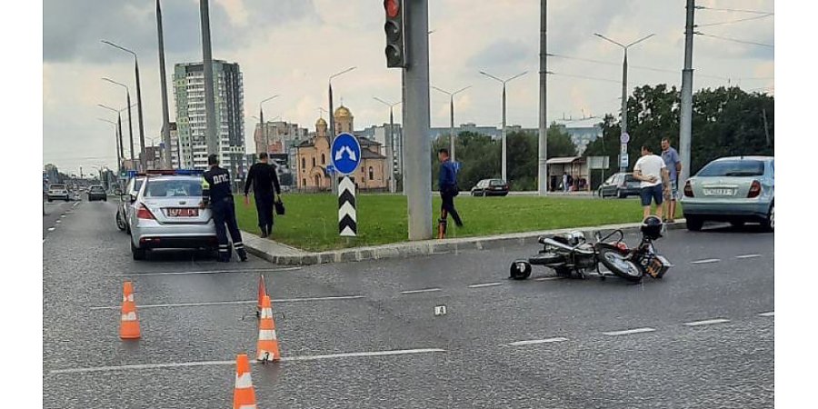 Два человека пострадали в столкновении мотоцикла и легковушки в Гродно