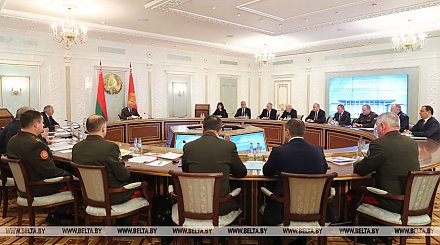 "Вокруг страны наращивается военная мощь". Александр Лукашенко обсуждает с Совбезом новый план обороны Беларуси
