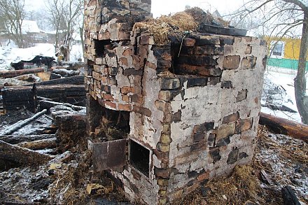 В Вороновском районе горел дом, где находились двое детей. Нужна помощь