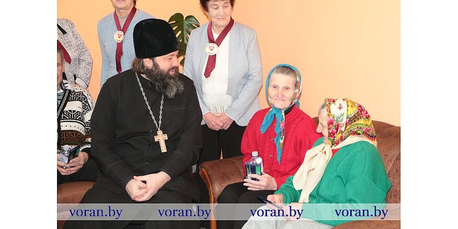 Чудо крещенской воды в каждый дом.  Акцию под таким названием организовали волонтеры кружка «Забота» ТЦСОН Вороновского района. 