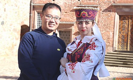 Китайские журналисты в рамках пресс-тура по Беларуси посетили Мирский замок