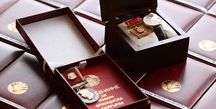 Роман Головченко вручает государственные награды представителям различных сфер