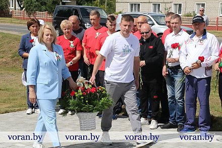 Участники первого депутатского турслета возложили цветы к памятнику погибшим во время войны связисткам в агрогородке Погородно