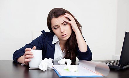 Названа опасность стресса на работе и недосыпания