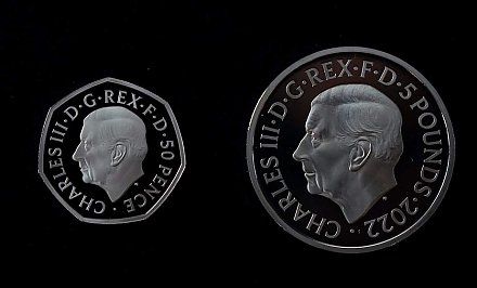 Первые монеты с изображением короля Карла III показали в Великобритании