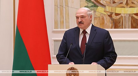 "Главной опорой государства был и всегда будет человек труда" - Александр Лукашенко вручил государственные награды 